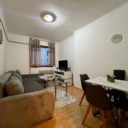 Center One-bedroom Loft شقة *